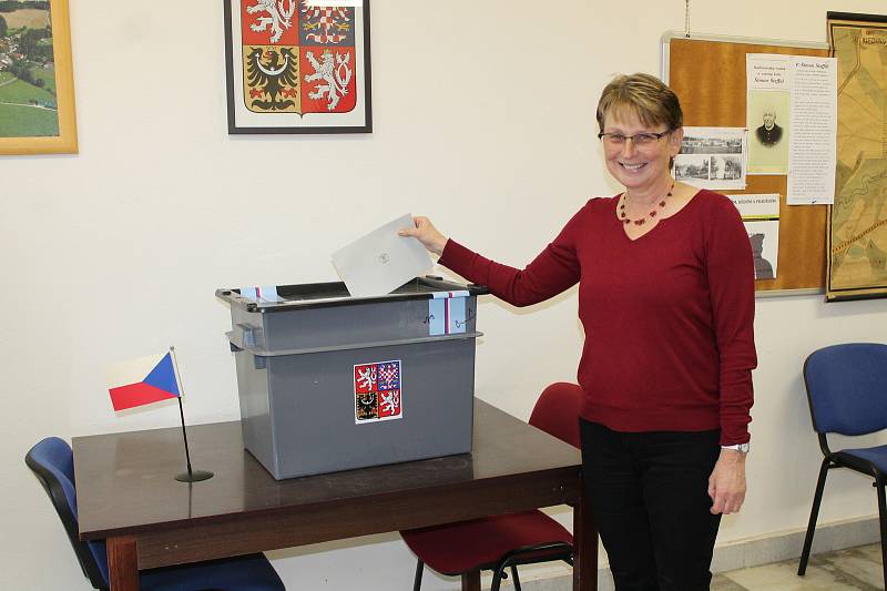 O volby v Rodvínově je velký zájem. Odvoleno už má i volební komise včetně předsedkyně Miroslava Petrů.