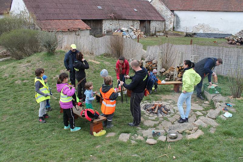 Dobrovolníci z Plavska letos sesbírali 110 kilogramů odpadu. U společného opékání buřtů se sešlo 6 dospělých a 20 dětí, kteří v sobotu uklidili svůj kousek Plavska.