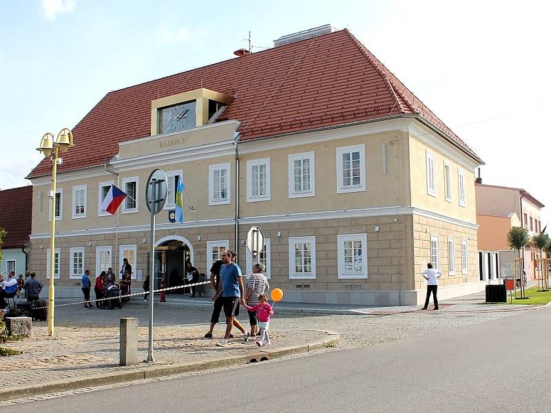 V Kardašově Řečici se lidé přišlil podívat do nově opravené radnice.