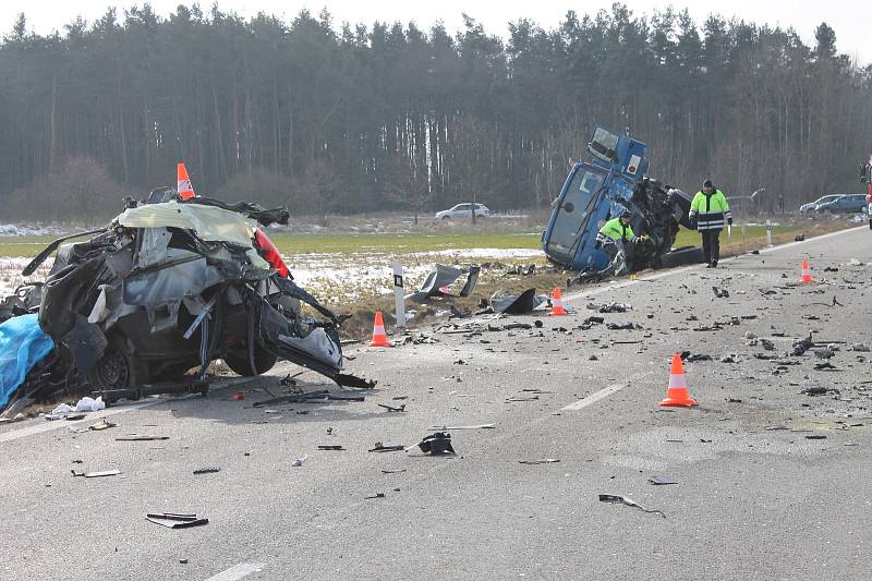 V pondělí se na hlavním tahu z Lomnice nad Lužnicí na Veselí nad Lužnicí, a to u Frahelže střelo osobní auto s nákladní tatrou. Řidič (44 let) v osobní autě zraněním podlehl.