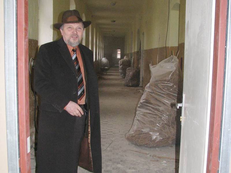 Rekonstrukce třeboňských kasáren a jejich přeměna na úřad notně pokročila.  Podívat se přišel i starosta města Jan Váňa.