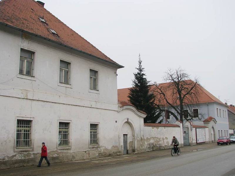 Rekonstrukce třeboňských kasáren a jejich přeměna na úřad notně pokročila.