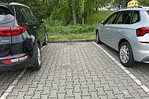 Rozdíly mezi parkovacími místy u jindřichohradeckých obchodů jsou až 30 centimetrů.