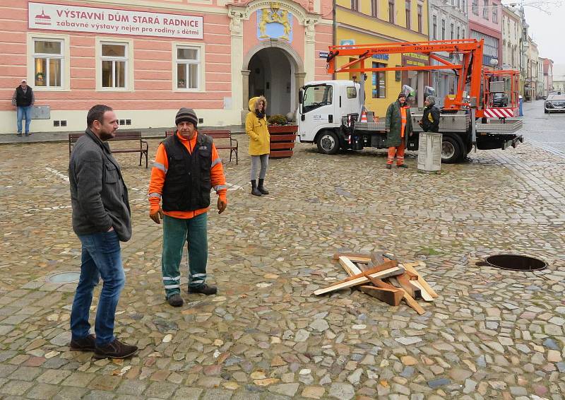 Dvanáctimetrová jedle ojíněná putovala v pondělí 22. listopadu z Mnichu u Kardašovy Řečice do centra Jindřichova Hradce. Ozdobí ji dvoukilometrový světelný řetěz.