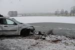 V noci na čtvrtek z neznámých důvodů auto skončilo v rybníce v obci Vydří na Jindřichohradecku. Řidič na následky zranění zemřel.