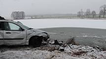 V noci na čtvrtek z neznámých důvodů auto skončilo v rybníce v obci Vydří na Jindřichohradecku. Řidič na následky zranění zemřel.