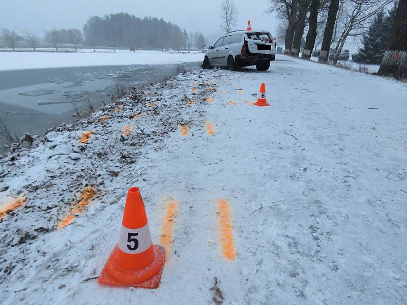 V noci na čtvrtek z neznámých důvodů auto skončilo v rybníce v obci Vydří na Jindřichohradecku. Řidič na následky zranění zemřel.