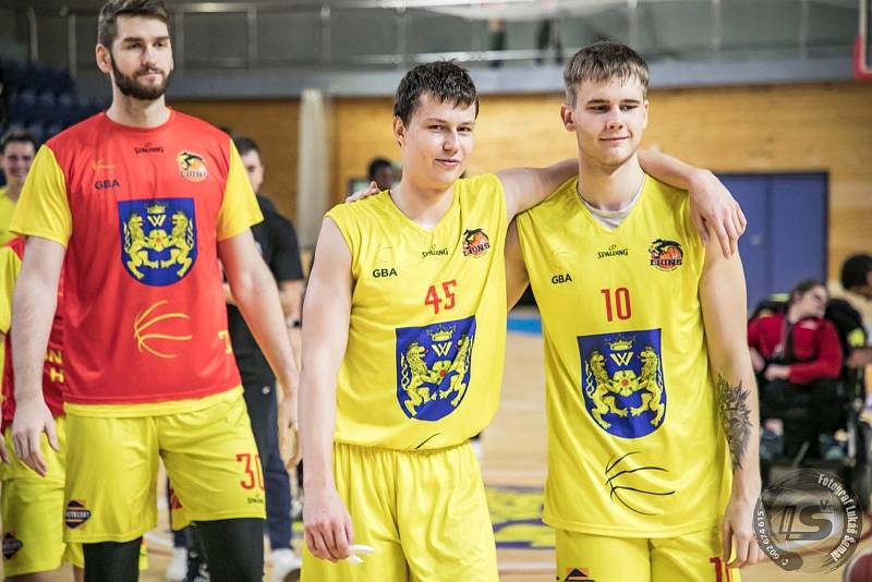 Jindřichohradečtí basketbalisté (ve žlutém) porazili v 10. kole I. ligy Plzeň 90:69 a ve skupině Západ zůstávají stoprocentní.