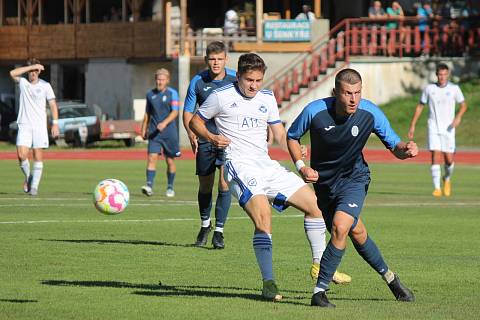 V podzimní části se jindřichohradečtí fotbalisté (v modrém) na domácí půdě se silnou pražskou Aritmou rozešli smírně 1:1.