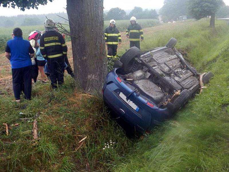 Řidiči na Jindřichohradecku mají za sebou černý víkend. V Břilicích v sobotu po nehodě skončilo auto na střeše.