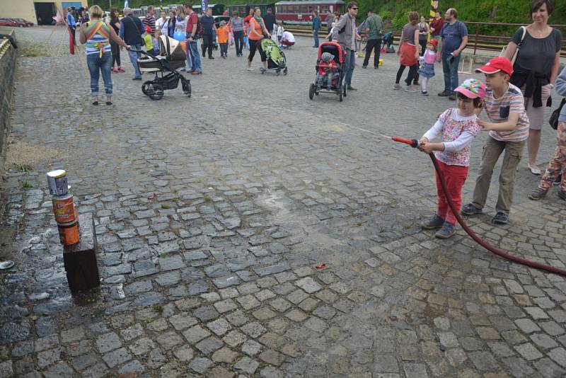 Den dětí s párou na jindřichohradeckém vlakovém nádraží.