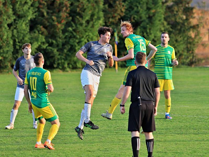 Fotbalisté Třebětic (v zelenožlutém) ve šlágru 11. kola I. A třídy porazili táborský Meteor 2:0 a uhájili vedoucí příčku tabulky skupiny B.