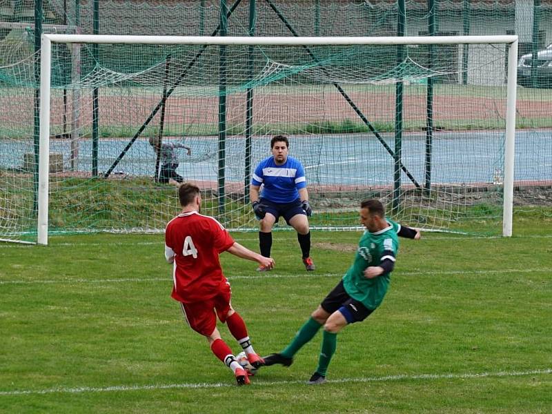 Fotbalisté Chlumu (v červeném) dokázali v 18. kole OP zvítězit na číměřském trávníku 3:2.