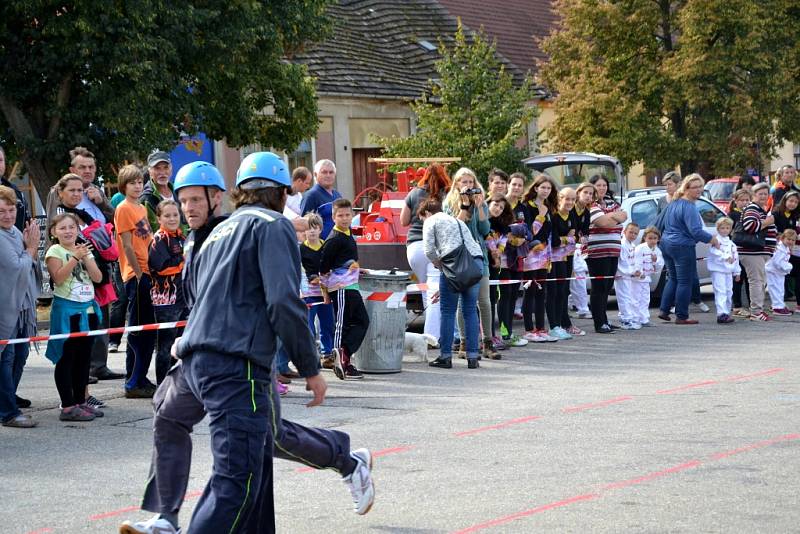 Hasičská soutěž v netradiční štafetě a požárním útoku ve Stráži nad Nežárkou. 