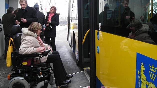 Nový nízkopodlažní autobus městské hromadné dopravy v Jindřichově Hradci má i plošinu pro vozíčkáře. 