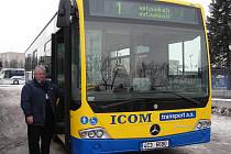 Nový nízkopodlažní autobus městské hromadné dopravy v Jindřichově Hradci má i plošinu pro vozíčkáře. 