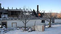 Smutný silvestrovský pohled na vyhořelé stavení rodiny Vocílkových z Horní Radouně. 