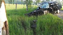 Tragická dopravbní nehoda u Pluhova Žďáru. Po nárazu do stromu zemřel devatenáctiletý řidič. 