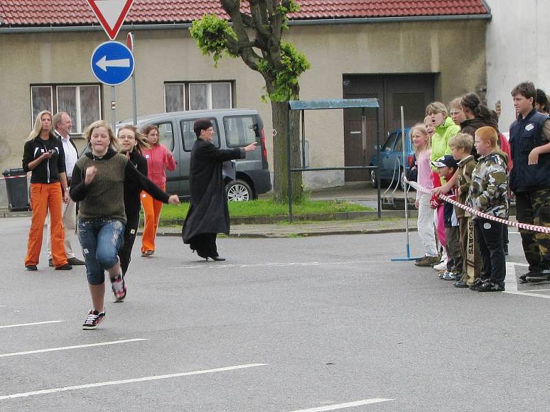 100. narozeniny sira Wintona oslavily děti v kunžacké základní škole také během na 100 metrů. 