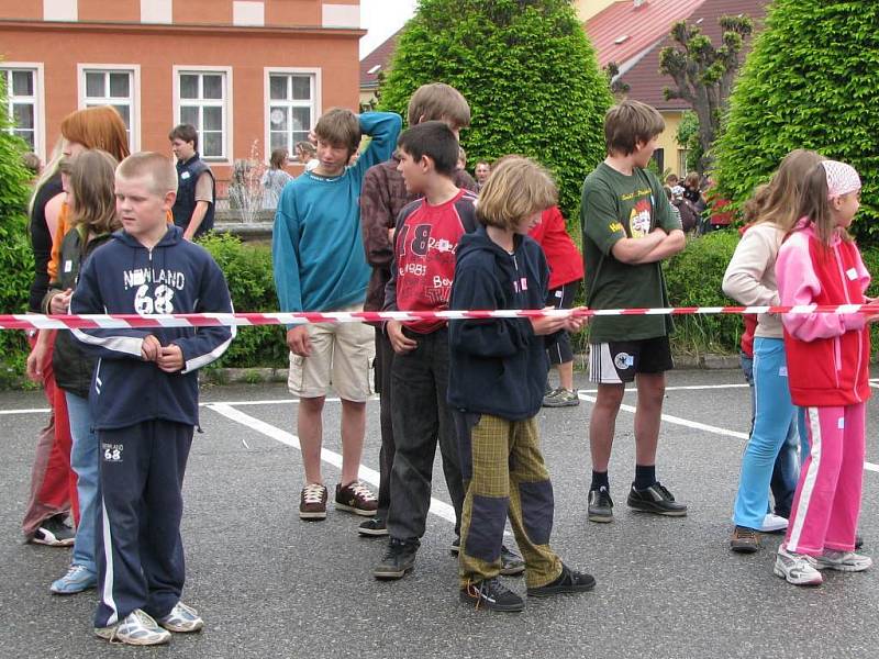 100. narozeniny sira Wintona oslavily děti v kunžacké základní škole také během na 100 metrů. 