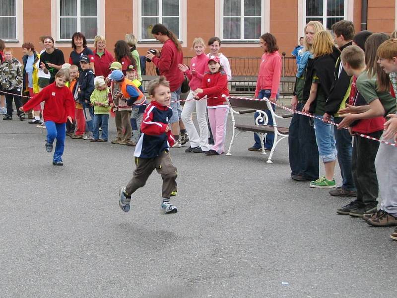 100. narozeniny sira Wintona oslavily děti v kunžacké základní škole také během na 100 metrů. 