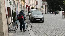 Cyklisté navlečení, lidé v bundách. Takový byl první podzimní den v Třeboni.