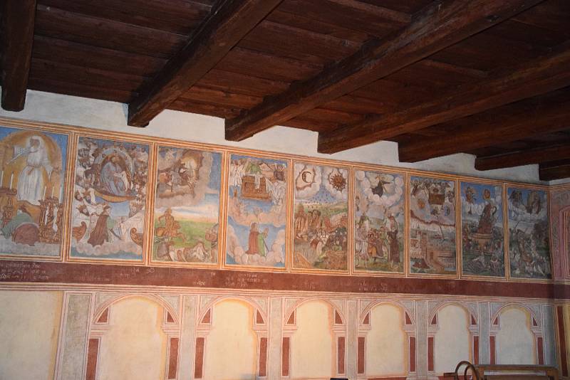 Pohled na restaurování fresek na domě 517.