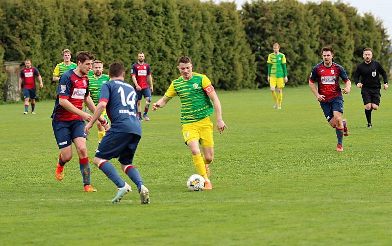 Fotbalisté Třebětic (v zelenožlutém) v 19. kole I. a třídy porazili Bernartice 5:1 a upevnili si vedení v tabulce sk. B.