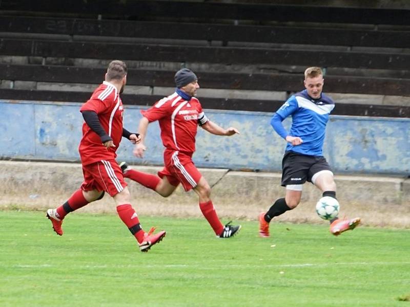 Fotbalisté Chlumu (v červeném) doma nestačili na společný tým Číměře a novobystřického béčka, kterému podlehli 1:5.