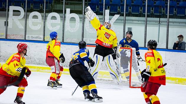 Jindřichohradečtí hokejisté podlehli ve 2. kole krajské ligy na svém ledě Radomyšli 2:3.