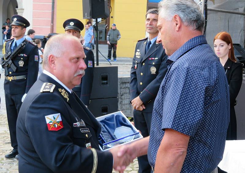 V rámci oslav města Jindřichův Hradec a připomenutí 30. výročí vzniku moderní policie uniformovaní policisté a členové Hradní stráže koncertovali na náměstí Míru. Předány byly i ceny Policista roku 2020.