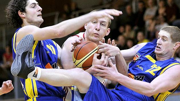 Basketbalisté Lions podlehli Ústí nad Labem 82:83. Na snímku bojuje domácí Jan Tomanec (uprostřed) s ústeckými Hojdarem a Novákem.