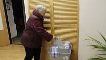 Ve Velkém Ratmírově panuje ve volební místnosti dobrá nálada. Lidé si tady mohou prohlédnout i návrhy na nový obecní znak.