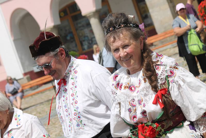 Malí i velcí. Přes sto krojovaných účastníků z jihočeských folklorních skupin se účastnilo průvodu.