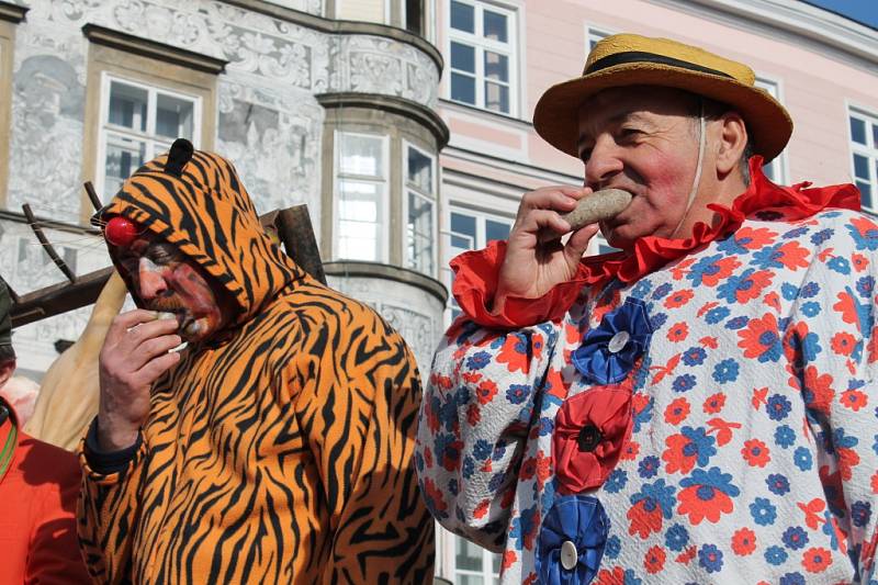 SLUNEČNÉ POČASÍ přilákalo včera odpoledne na jindřichohradecké náměstí Míru, kde se konalo  masopustního veselí, stovky lidí. Zlatým hřebem programu bylo pojídání jitrnic.