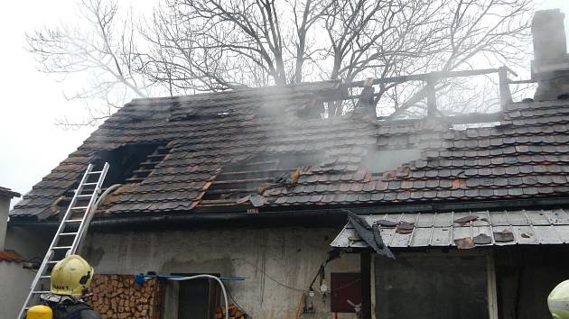 Požár stavení v Pleších způsobil škodu za 400 tisíc korun.