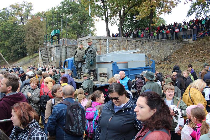 První den výlovu Rožmberka přilákal davy lidí.