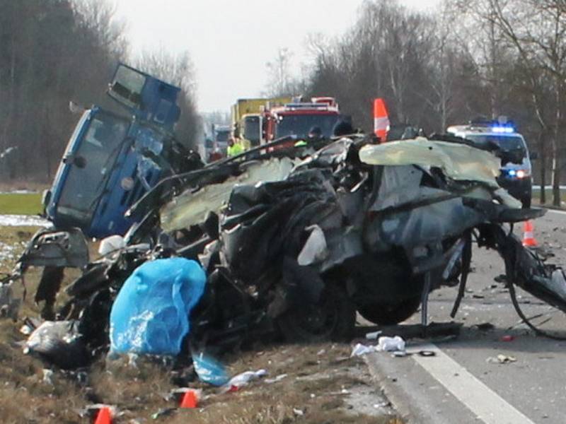 V pondělí se na hlavním tahu z Lomnice nad Lužnicí na Veselí nad Lužnicí, a to u Frahelže střelo osobní auto s nákladní tatrou. Řidič (44 let) v osobní autě zraněním podlehl.