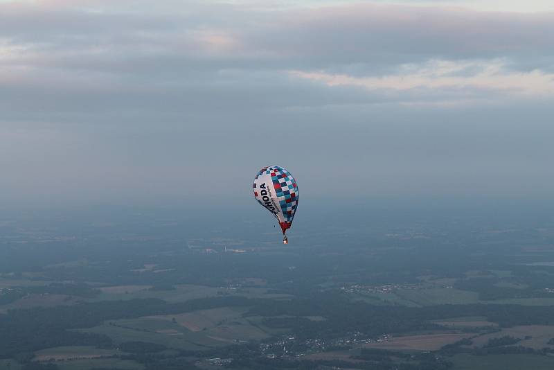 Piloti absolvovali ve středu večer první soutěžní let.