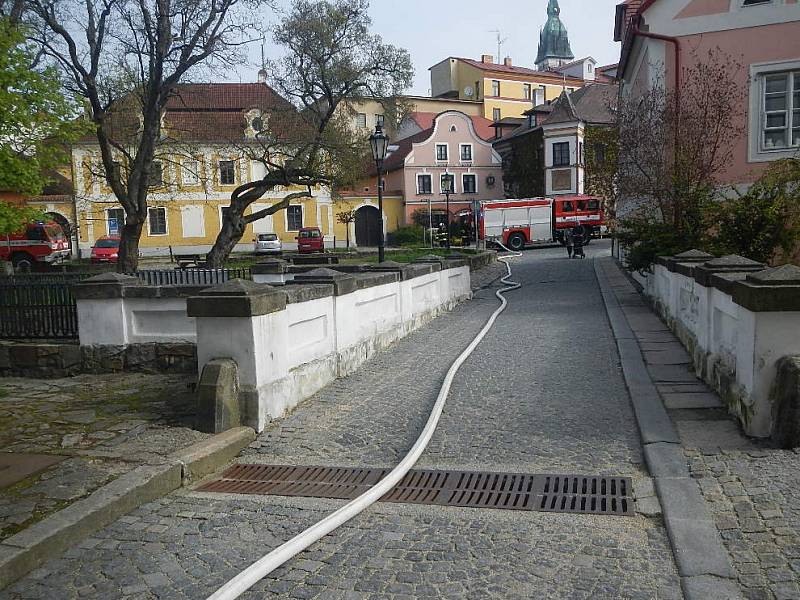 Ve čtvrtek čekalo hradecké hasiče cvičení na zámku. Mimo jiné si vyzkoušeli dopravu vody z náhonu před zámkem až k rondelu.