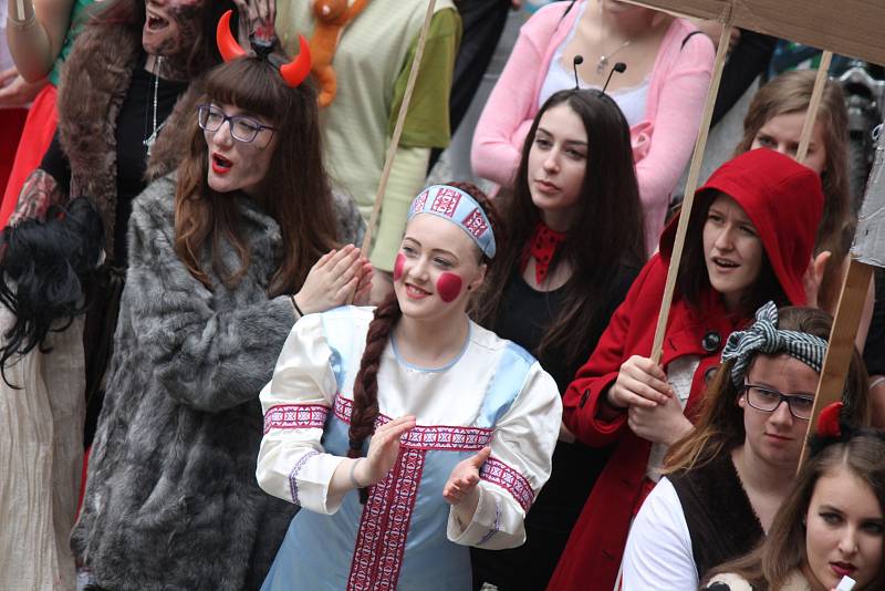 V pátek odpoledne se třetí zámecké nádvoří zaplnilo majálesovými maskami studentů čtyřech hradeckých středních škol.