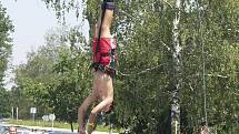 ADRENALINOVÉ SPORTY. Stejně jako v loňském roce i letos si budou moci zájemci vyzkoušet bungee jumping. 