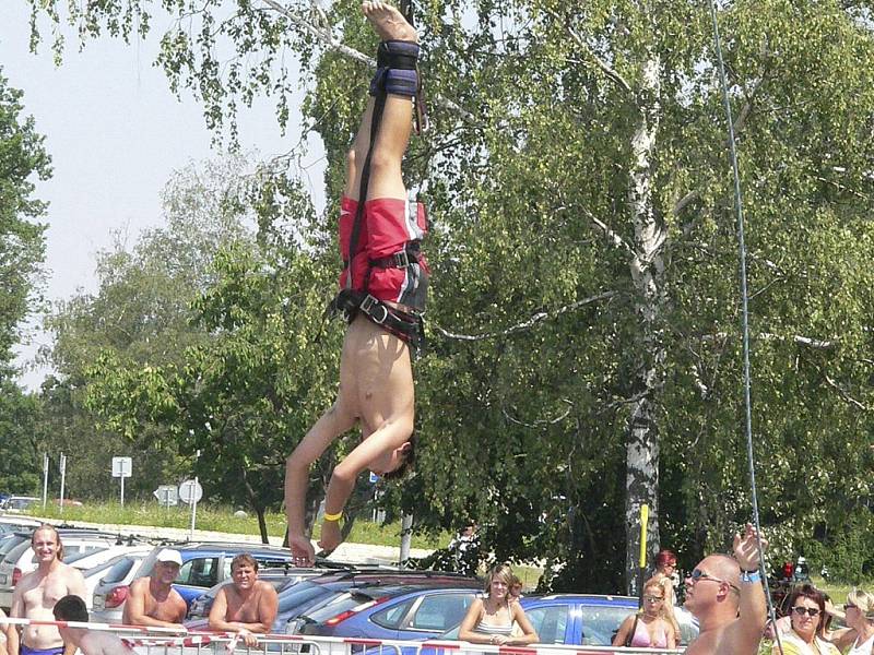 ADRENALINOVÉ SPORTY. Stejně jako v loňském roce i letos si budou moci zájemci vyzkoušet bungee jumping. 