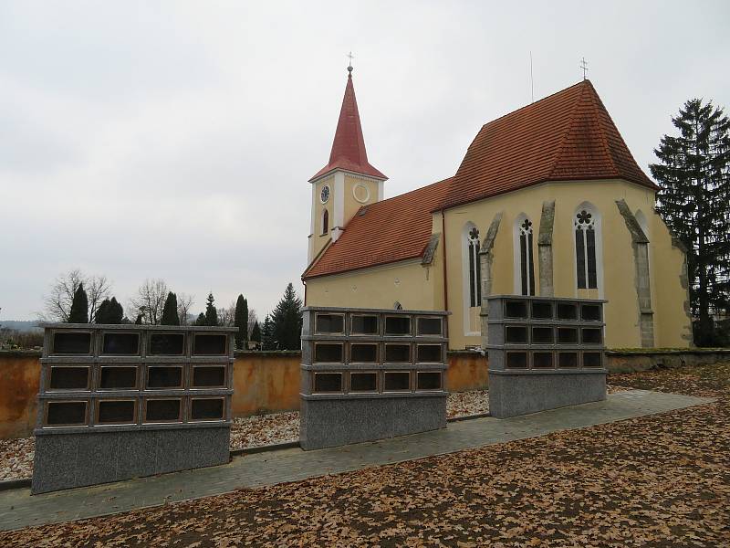 Obec Kostelní Radouň letos postavila multifunkční hřiště a nové kolumbárium. Také slavila několik výročí a získala své první obecní symboly.