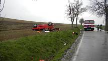 Pohled na zcela zdemolované auto ze sobotní nehody u Chvaletína na Slavonicku.