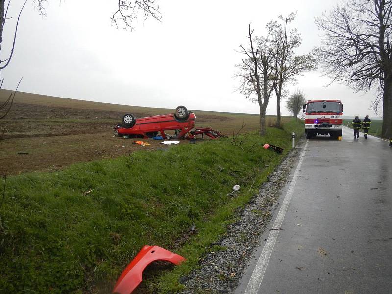 Pohled na zcela zdemolované auto ze sobotní nehody u Chvaletína na Slavonicku.