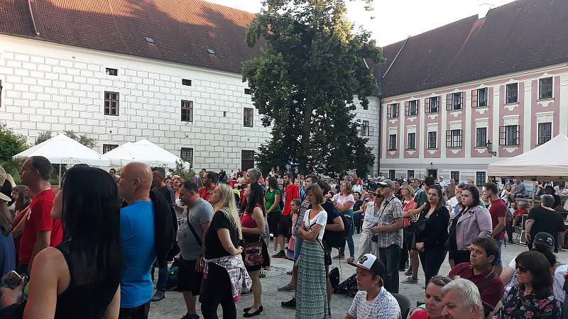 Festival Okolo Třeboně již tradičně zahájil prázdniny, v sobotu 4. července se na zámeckém nádvoří představila zpěvačka Jana Rychterová, kapela Epydemye a Xindl X.