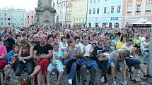 Zaplněné hradecké náměstí Míru si užilo koncert kapely Beatles Revival.