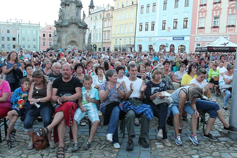 Zaplněné hradecké náměstí Míru si užilo koncert kapely Beatles Revival.