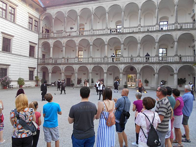 Zámek v Jindřichově Hradci návštěvníkům během nočních prohlídek přiblížil život Viléma Slavaty.